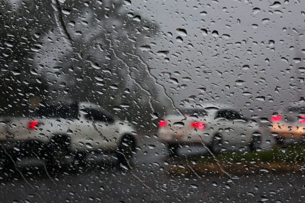 Chuva intensa no sábado e calor no domingo marcam a previsão do tempo em Santa Catarina