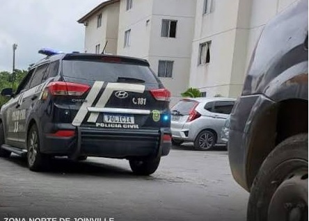 Dupla armada invade condomínio e dispara contra apartamento em Joinville
