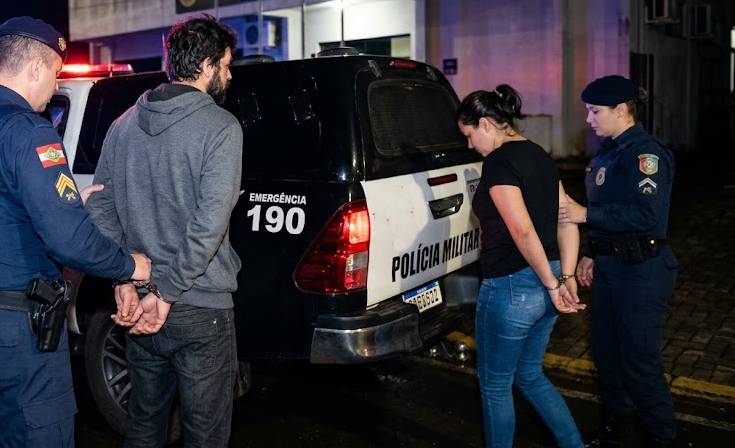 Dupla é presa em flagrante pela PM após assaltar conveniência Major Vieira