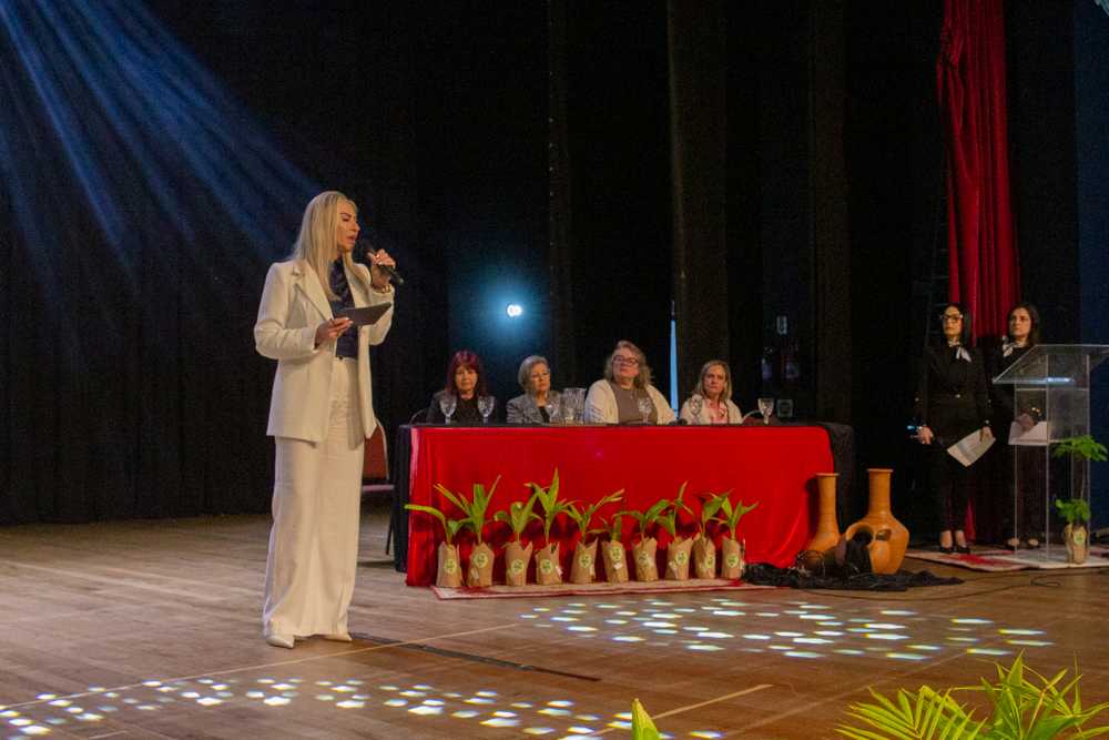 Educação em movimento: São José reúne rede municipal em seminário com teatro lotado