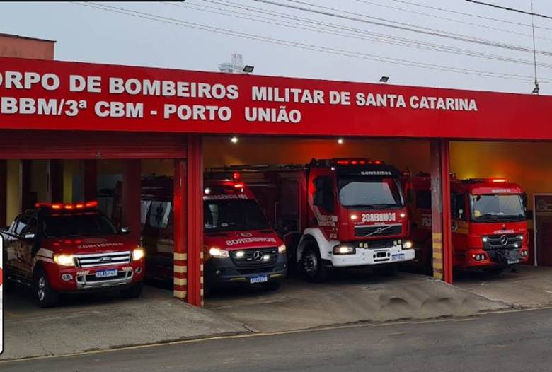 Família busca ajuda em quartel dos bombeiros para bebê com suspeita de engasgo