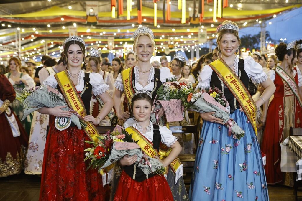 Fenachopp 2026 apresenta realeza eleita e celebra sucesso no retorno à Expoville