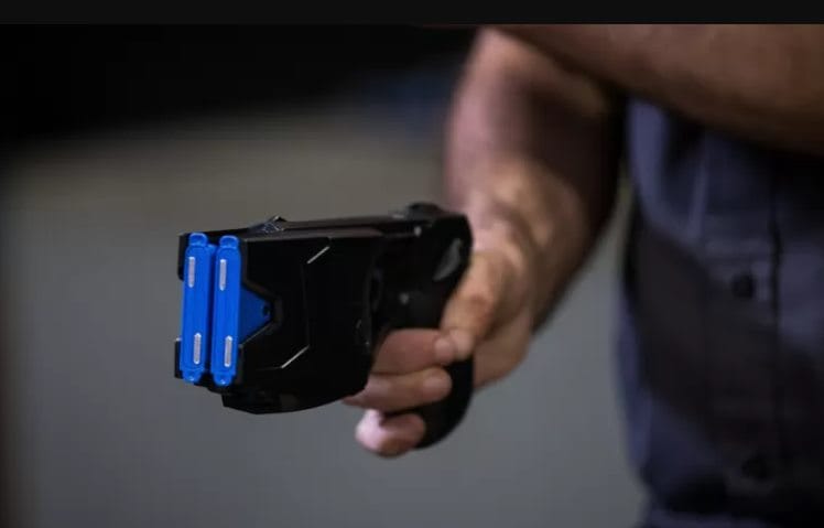 Homem alegando medo e dívida de drogas ataca PM com faca em Papanduva