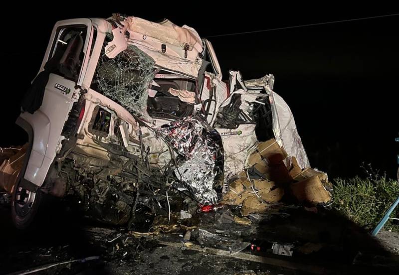 Motorista morre encarcerado após batida frontal entre caminhões no Norte catarinense