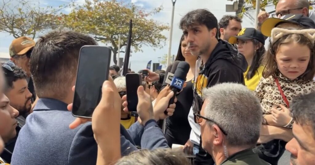 Renan Santos se irrita com pergunta em SC, ataca repórter do JR e apoiadores furtam microfone