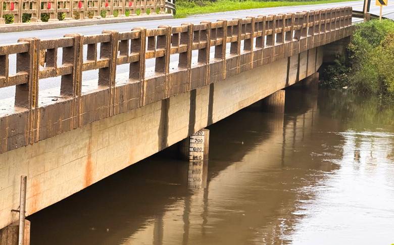 Rio Canoinhas chega a 6,60 metros e 15 pessoas deixam casas por risco de alagamento; Rio Negro também sobe