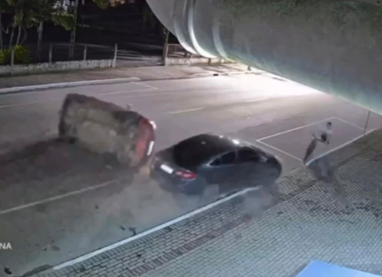criança pula da bicicleta e escapa por um triz de carro desgovernado em SC