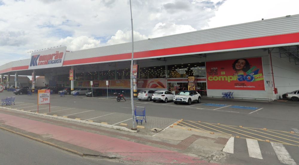 Ataque a tiros deixa dois baleados no estacionamento de supermercado em Joinville