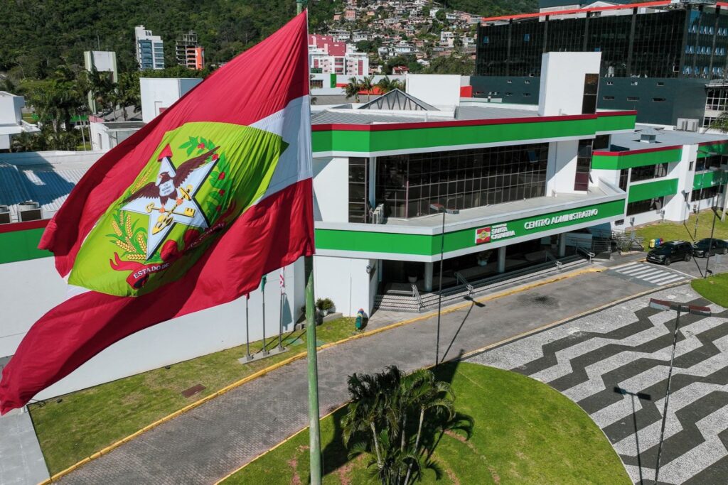 Auxílio-alimentação passa a integrar 13º e férias de servidores estaduais de SC