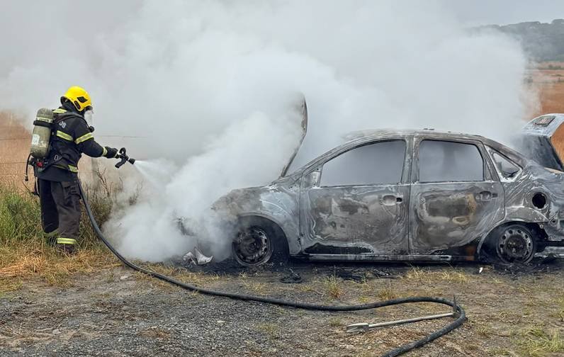 Carro é destruído por incêndio após fogo iniciar no motor, no interior de Major Vieira