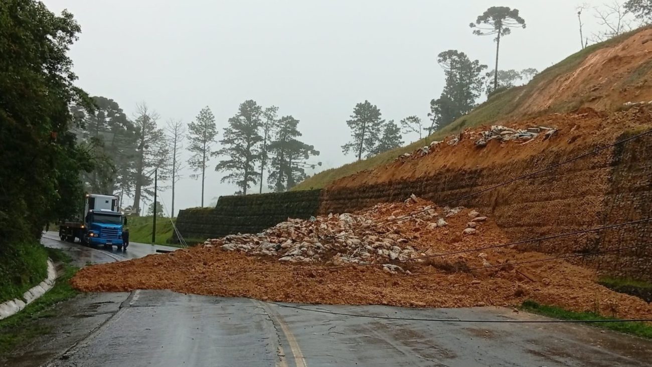 Deslizamento de terra bloqueia totalmente a BR-280 em Corupá