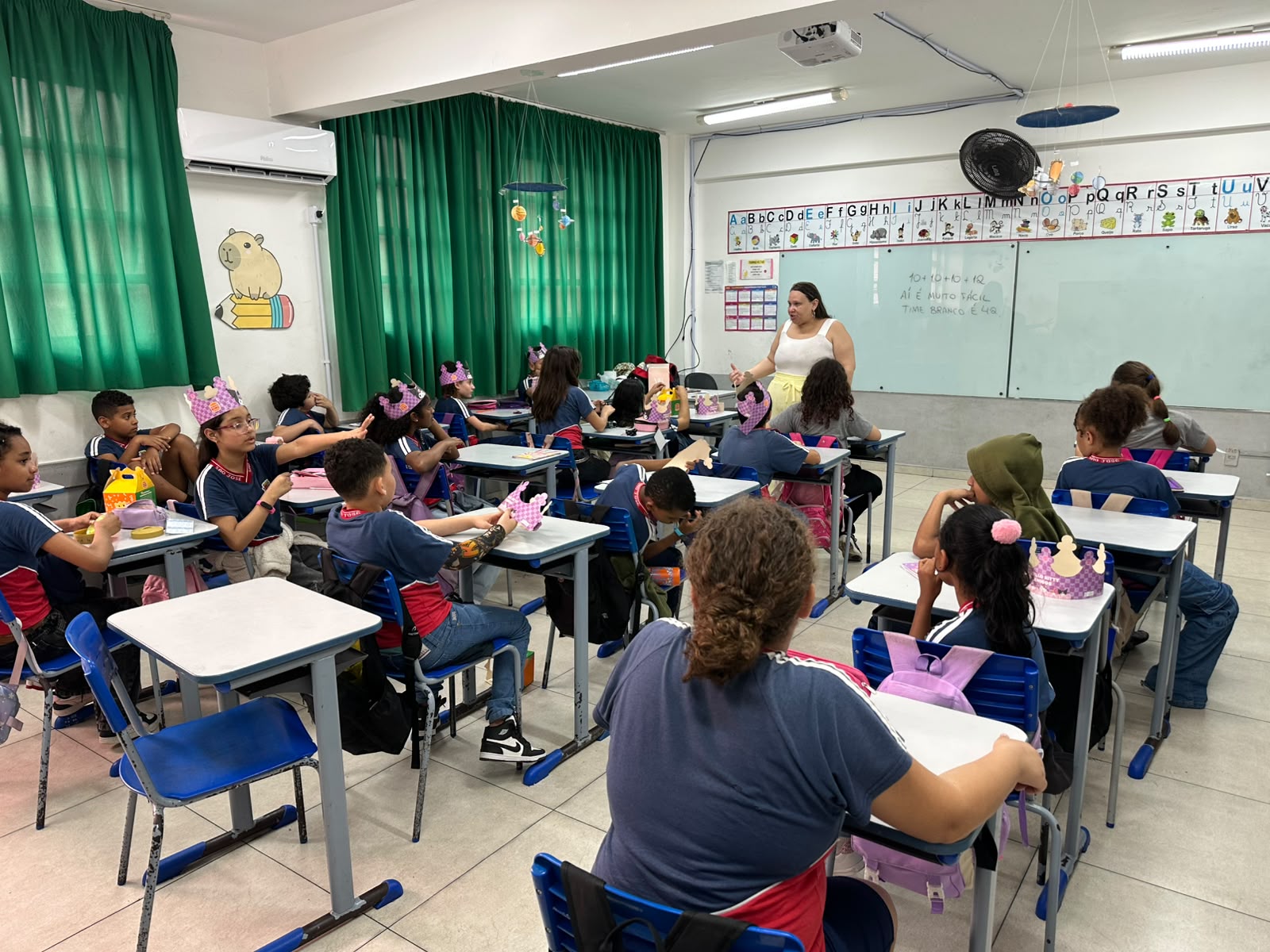 Dia do Professor: ex-aluna realiza sonho de ser professora na escola onde estudou em São José