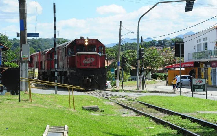 Homem cai próximo aos trilhos durante passagem de trem em Joinville