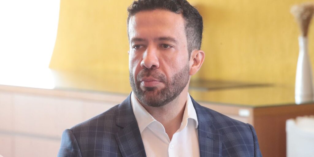 Janones poderá ter alta em 48 horas, diz boletim médico