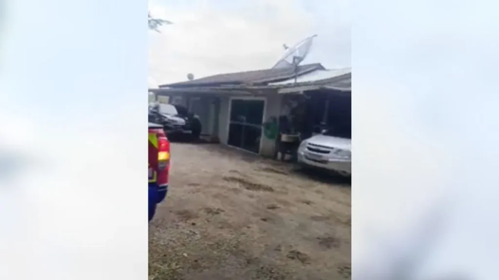 Jovem reage a tiro do ex-padrasto para proteger a mãe e fere agressor com facão em SC