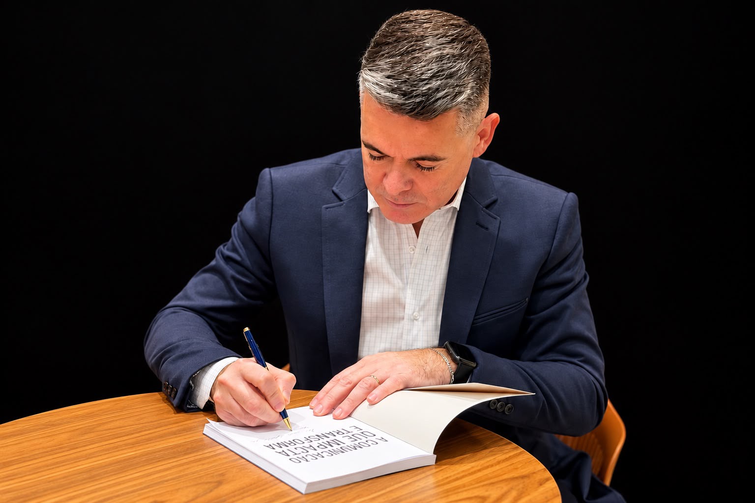 Marcos Pereira promove segundo lançamento de livro em Joinville