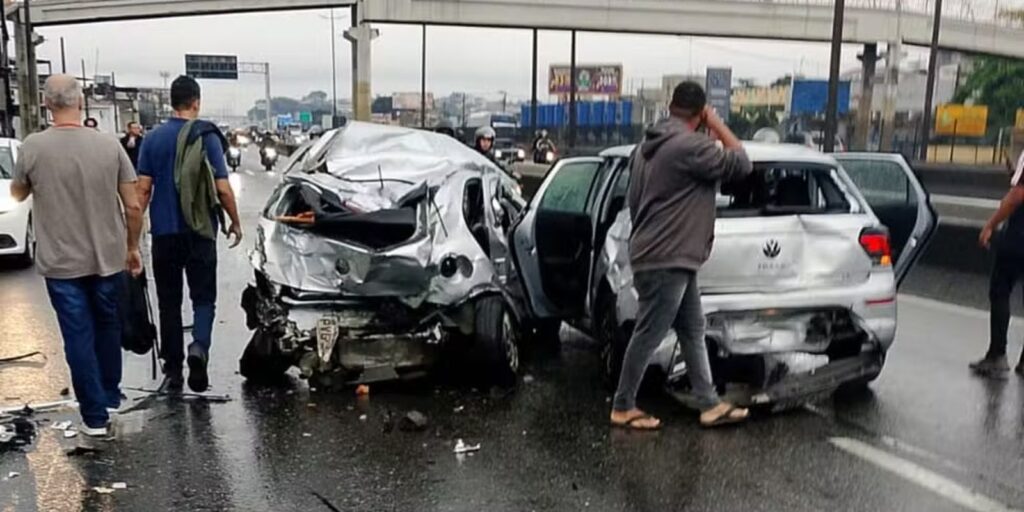 Motorista infarta, e engavetamento de 20 veículos deixa feridos no Rio