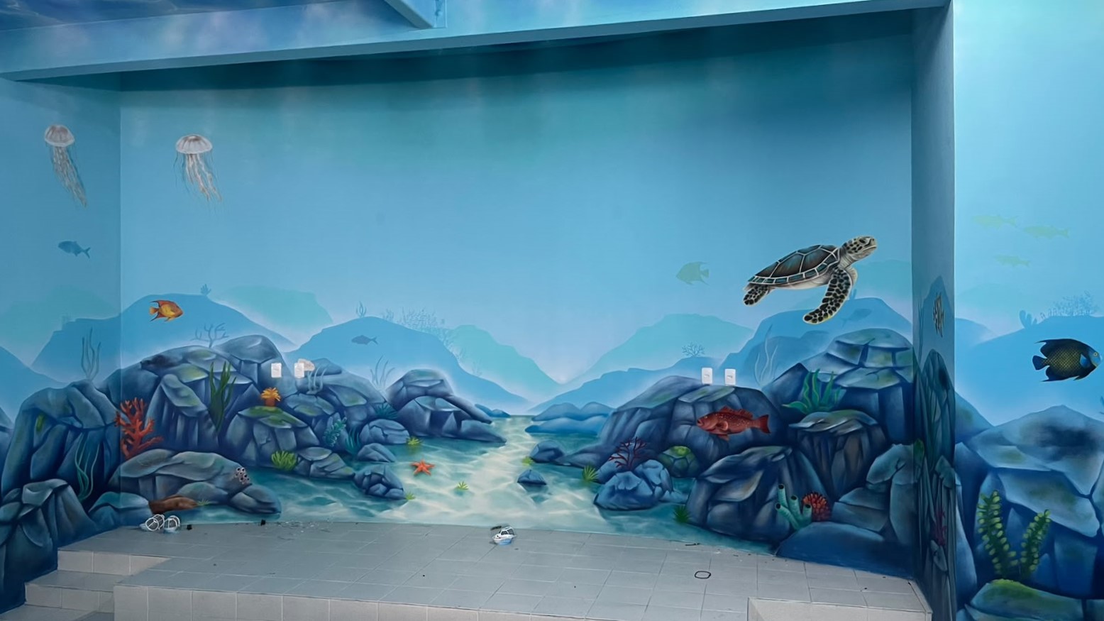 Pintura transforma auditório do CME Ambiental Escola do Mar em cenário de imersão na vida marinha