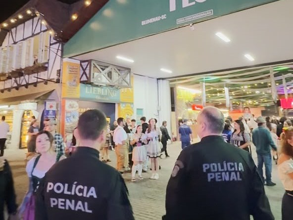 Polícia Penal reforça segurança da Oktoberfest Blumenau com base operacional dentro do parque