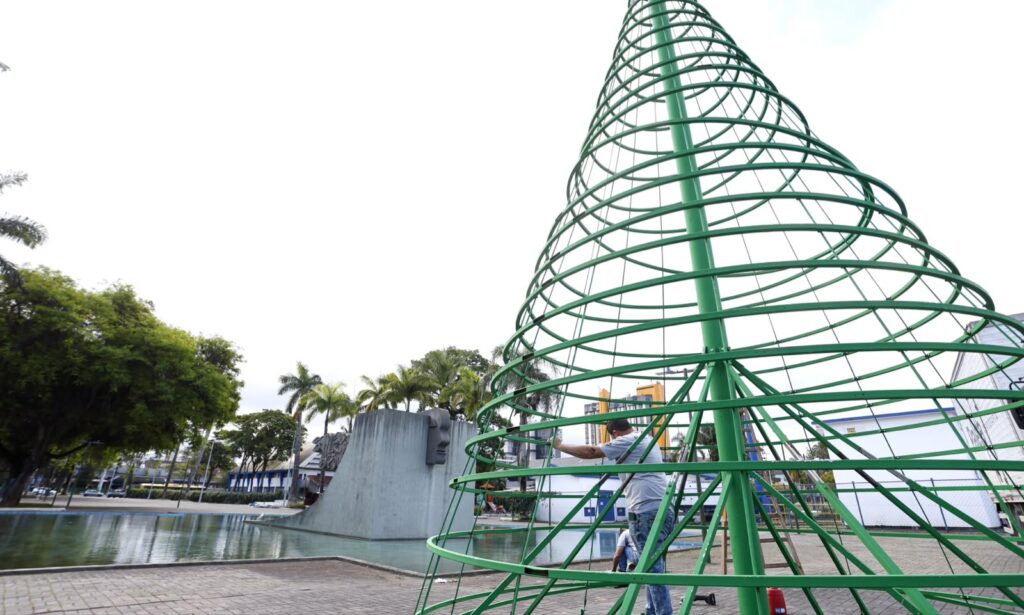 Praças de Joinville começam a receber decoração para o Natal