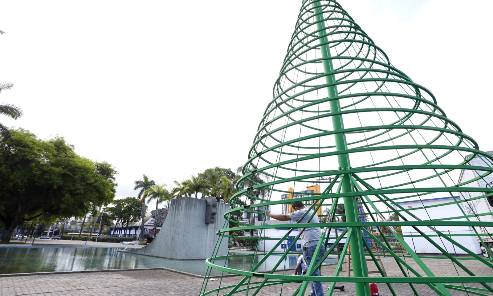 Praças de Joinville começam a receber decoração para o Natal