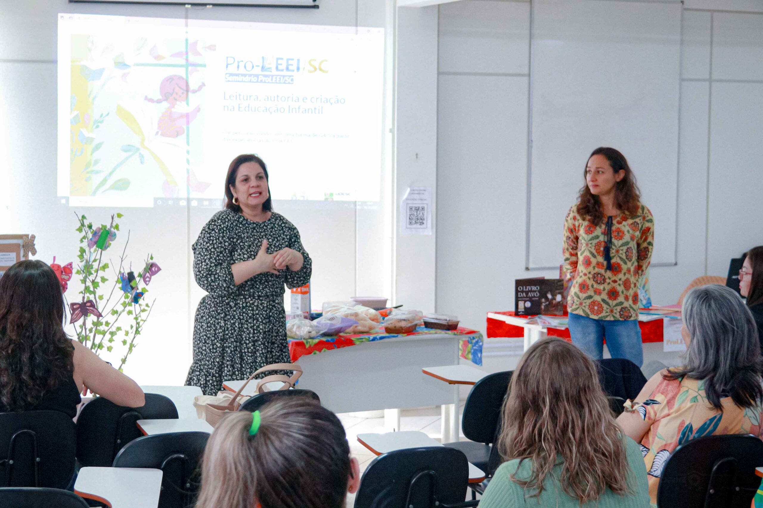 Professoras da Educação Infantil compartilham práticas de leitura e escrita em seminário