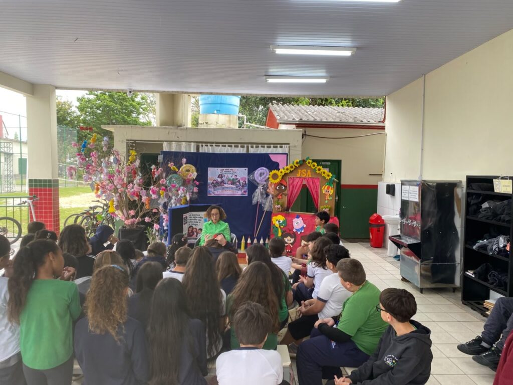 Rede Estadual de Educação celebra data com clubes do livro, piqueniques e teatros