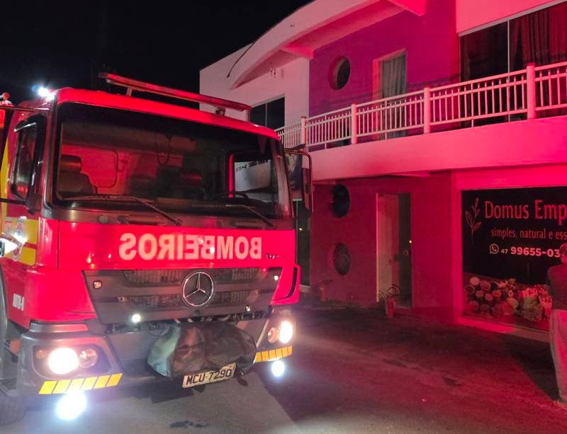Vizinhos ajudam a conter princípio de incêndio em comércio no Centro de Bela Vista do Toldo
